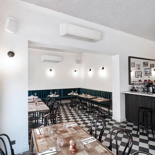 FAA-B_vagghangd_i_restaurant Vit vägghängd inomhusdel i restaurangmiljö