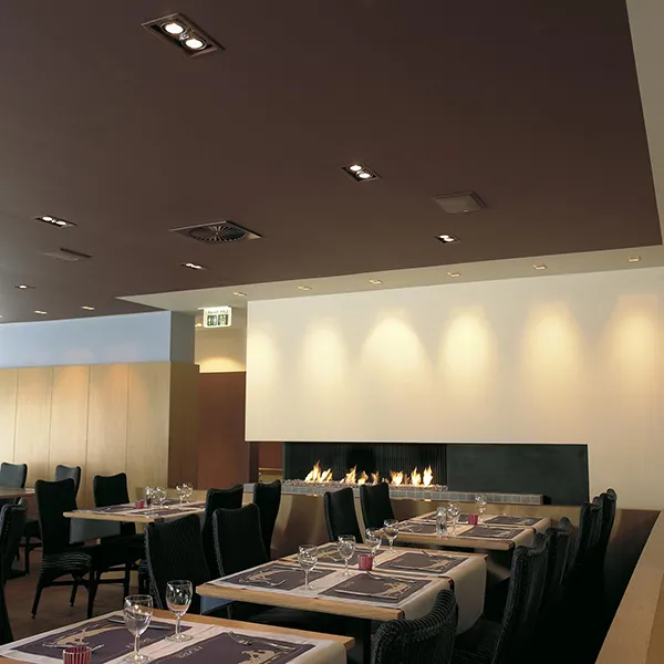 dold-luftkonditionering-i-restaurant Dold luftkonditionering ovanför undertak i restaurangmiljö